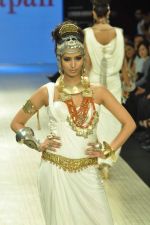 Model walks the ramp for Amrapali Jewels Pvt Ltd at IIJW Day 1 on 19th Aug 2012 (12).JPG